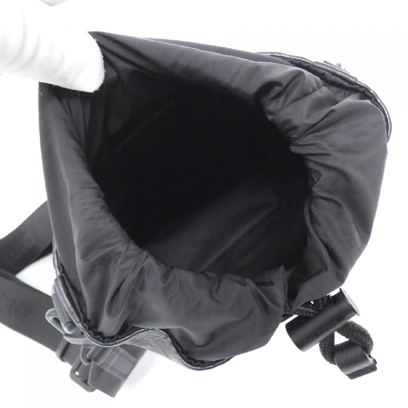 Túi đeo vai Louis Vuitton Monogram Shadow Noé Sling M82248 610780