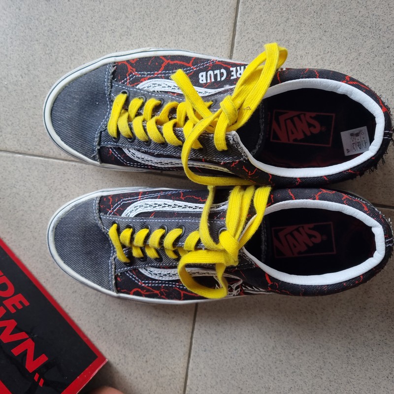 Giày VANS X STRANGER THINGS, size 41, màu đen đỏ, hàng chính hãng mới xài được đúng 1 lần 79607