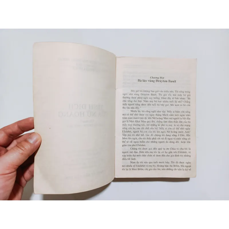 Tình Địch Của Nữ Hoàng - V.Holt
 795940