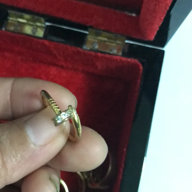 Nhẫn vừa bán vừa tặng 977319