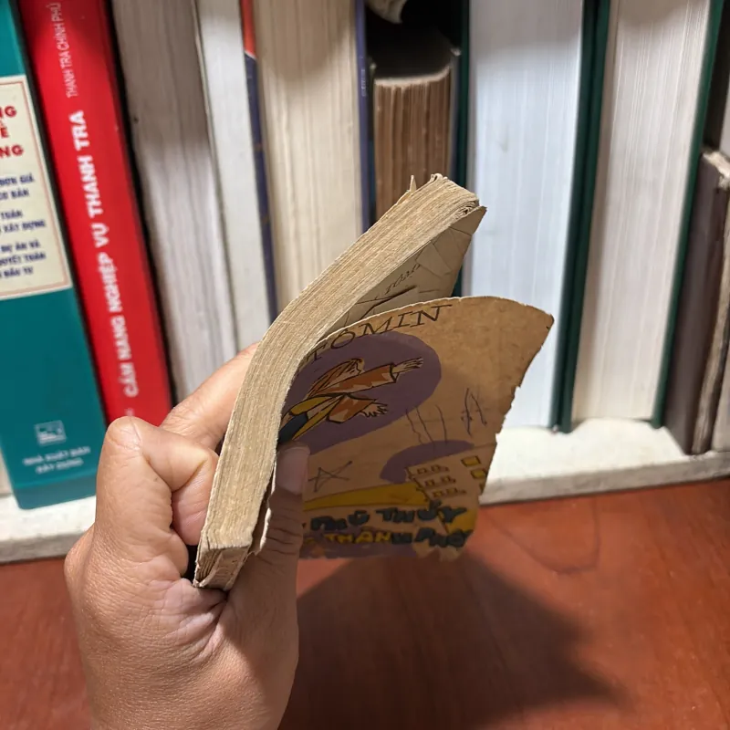 II Sách Xưa: Thầy Phù Thuỷ Đi Trong Thành Phố - IVRITÔMIN - 1985 751405