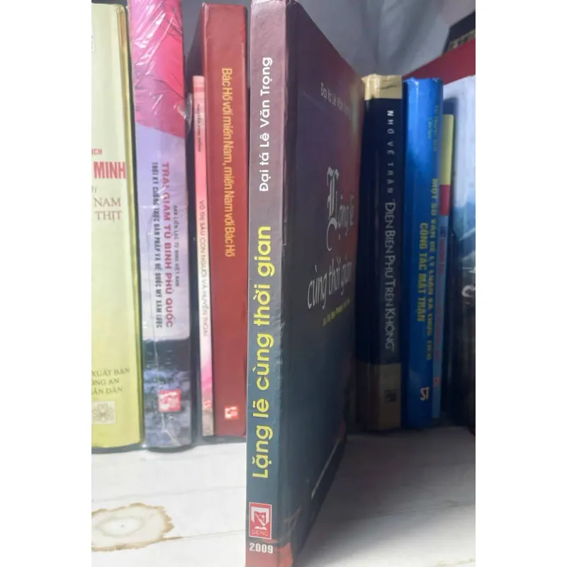 SÁCH LẶNG LẼ CÙNG THỜI GIAN 713360