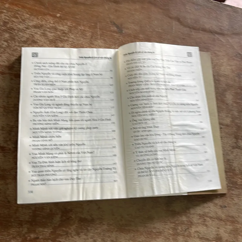 TRIỀU NGUYỄN VÀ LỊCH SỬ CỦA CHÚNG TA - nhiều tác giả  784331