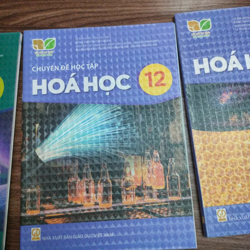 Com bo 2 quyển sách giáo khoa môn hoá, vật lý lớp 12 và 1 chuyên đề học tập môn hoá 719876