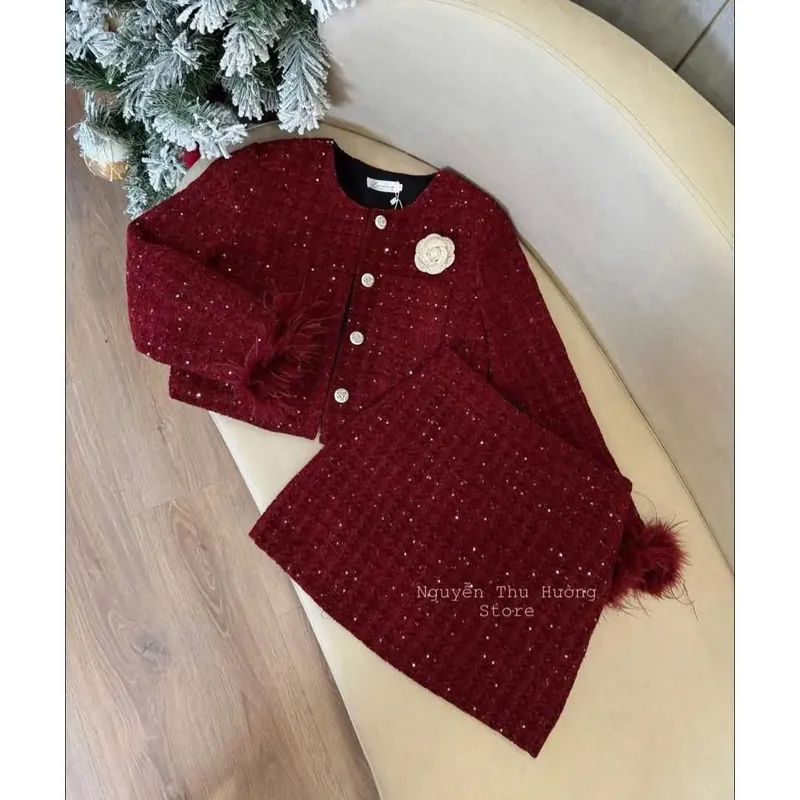 Sét dạ đỏ, có 2 chi tiết áo và chân váy 731016