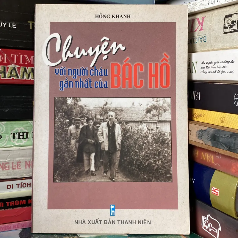 CHUYỆN VỚI NGƯỜI CHÁU GẦN NHẤT CỦA BÁC HỒ (XB 2001) 697965