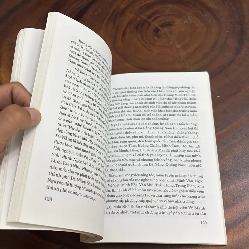 II Tập Kỷ Yếu: Hội Liên Hiệp Văn Học Nghệ Thuật Thành Phố Đà Nẵng (1978 - 2003) 998120