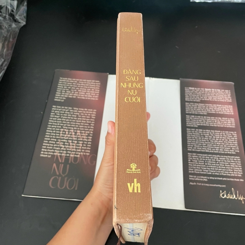 II Tựa sách: Đằng Sau Những Nụ Cười - Khánh Ly - 2015 444873