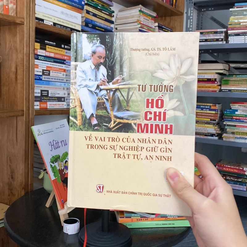 Tư tưởng Hồ Chí Minh về vai trò của nhân dân trong sự nghiệp giữ gìn trật tự,an ninh 528715