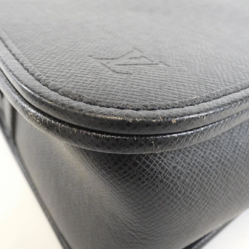 Túi xách vai Louis Vuitton Taiga Andre M32482 609664