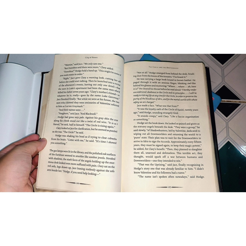 Cassandra Clare (#1 NYT Bestselling author) - City of Bones (Hardcover) 470387