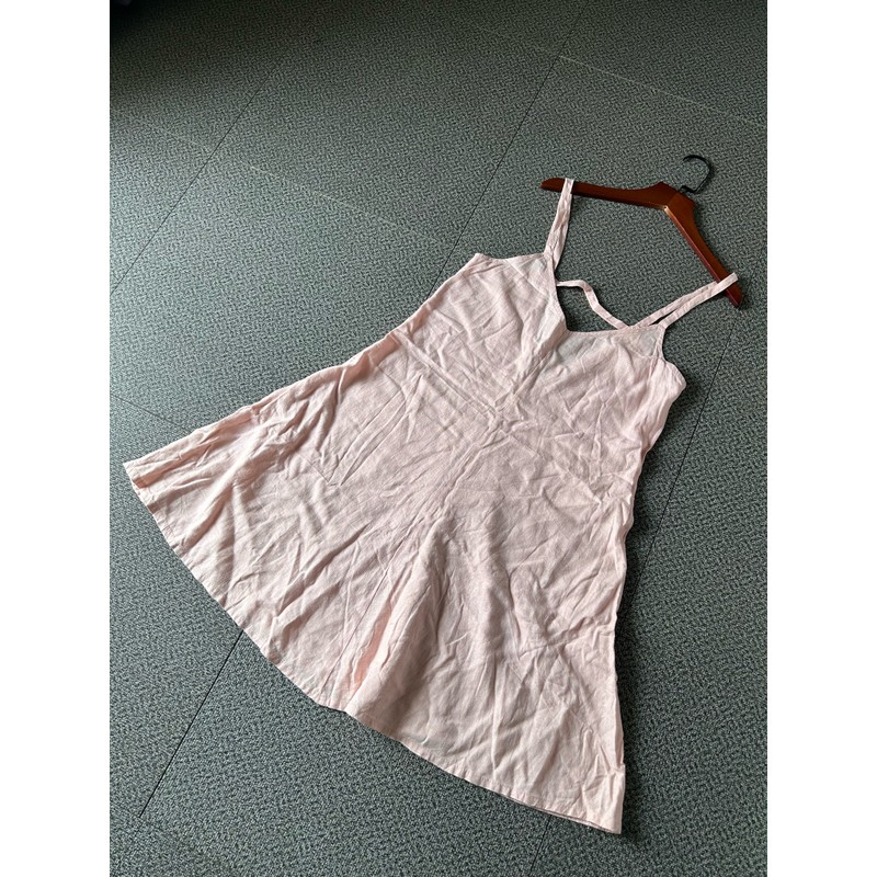 Một chiếc đầm linen hiệu Mango 184700