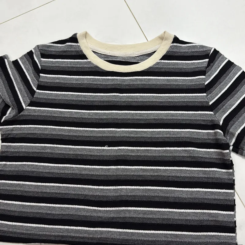 Áo thun crop sọc trắng đen 741009