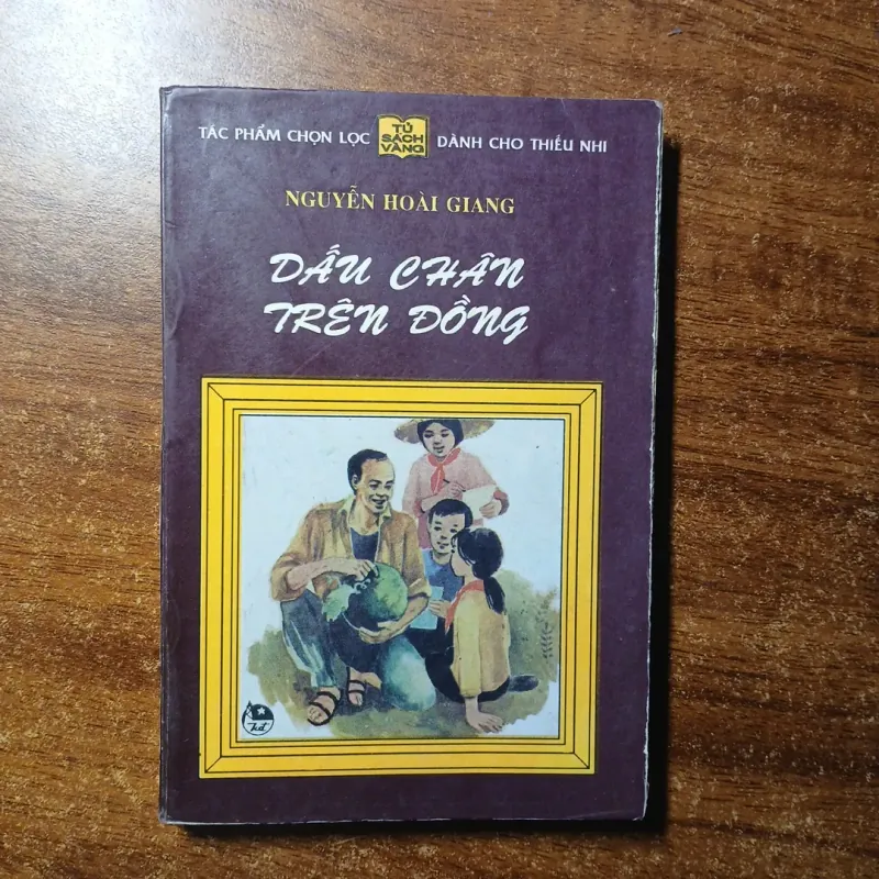Dấu chân trên đồng - Nguyễn Hoài Giang 1041806