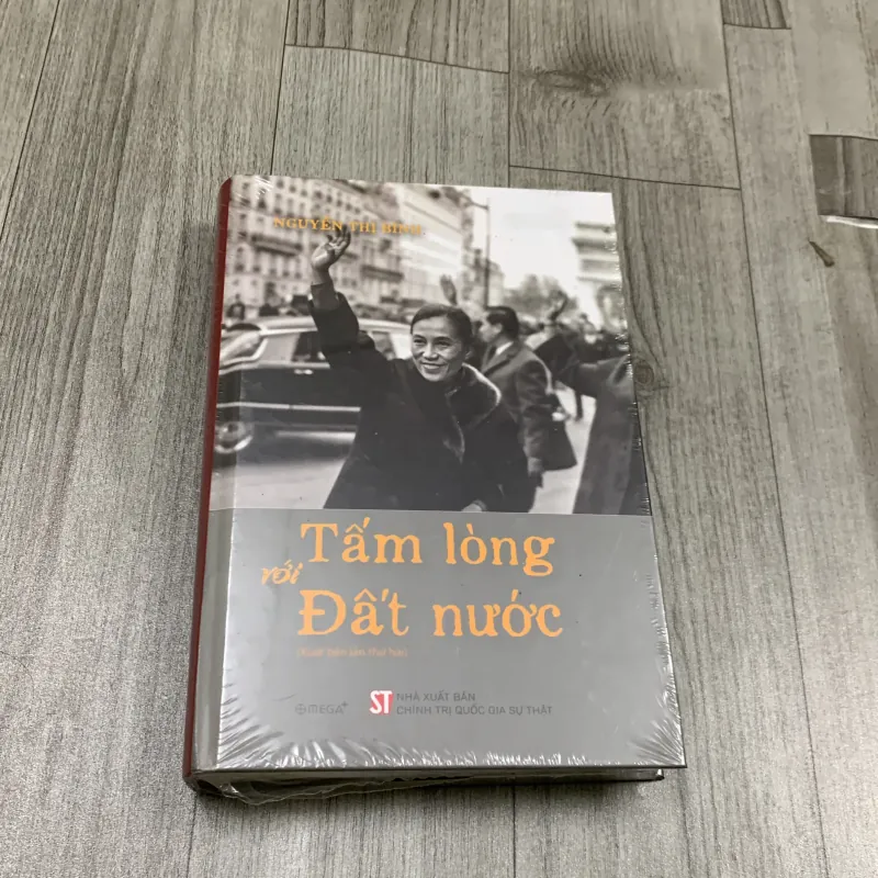 Tấm lòng với đất nước - nguyễn thị bình. 4b1 907797