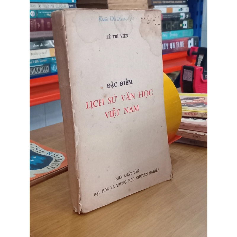 Đặc điểm lịch sử văn học Việt Nam - Lê Trí Viễn 547875