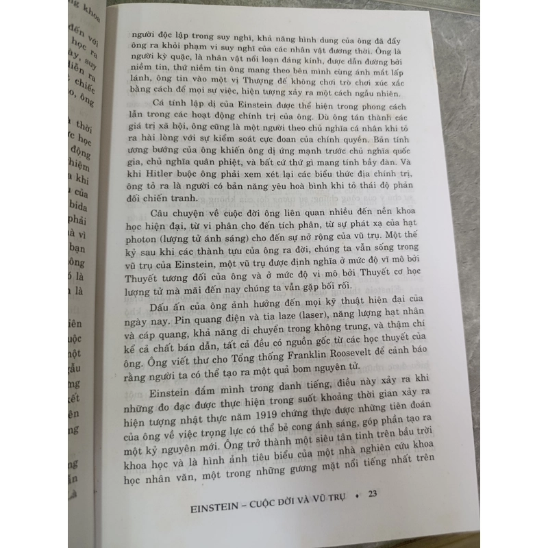 EINSTEIN CUỘC ĐỜI VÀ VŨ TRỤ 546246
