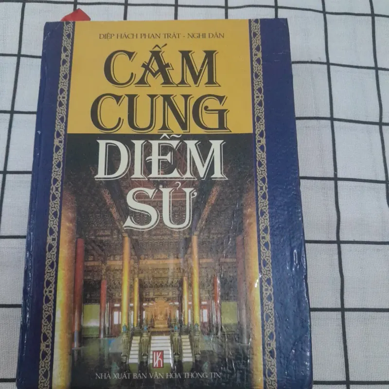 CẤM CUNG DIỄM SỬ. bìa cứng. Tg. Diệp Hách Phan Trát& Nghi Dân. Văn Hóa TT 2002 972238