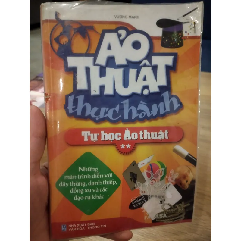 sách: Sách có tiêu đề là "Ảo thuật thực hành - Tự học ảo thuật". 1034500