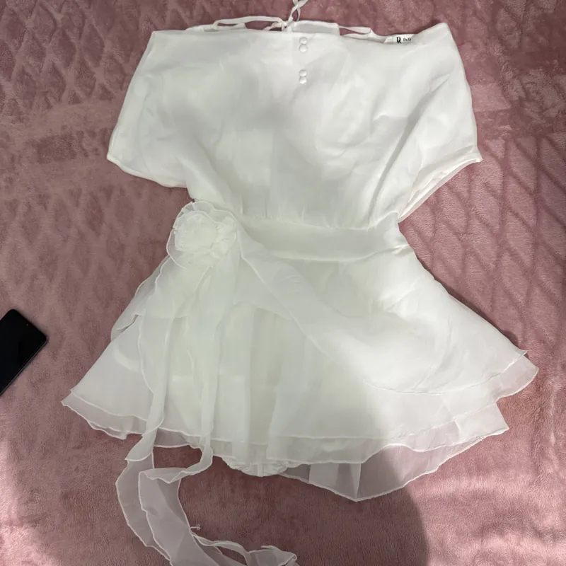 Set voan trắng trễ vai có nút 596230