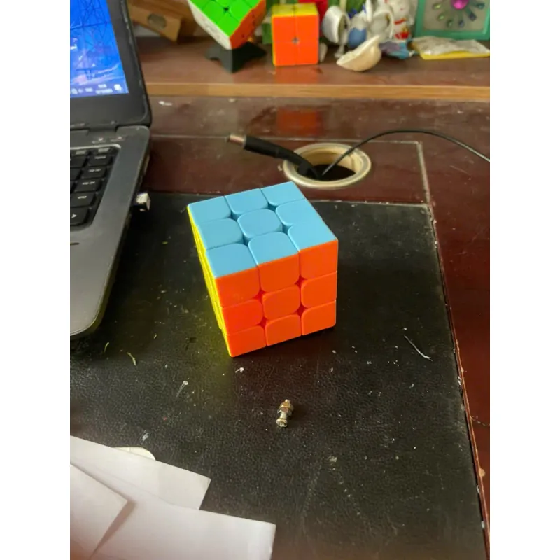 Rubik cho bé rèn luyện chí thông minh, tư duy tốt hơn 1040616