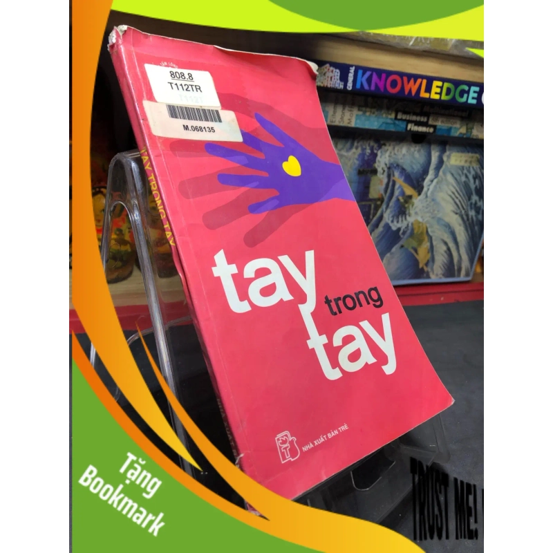 (TẶNG BOOKMARK) Tay trong tay 2004 mới 70% cong ẩm nhẹ Hương Lan RBK0906 SÁCH VĂN HỌC 952588