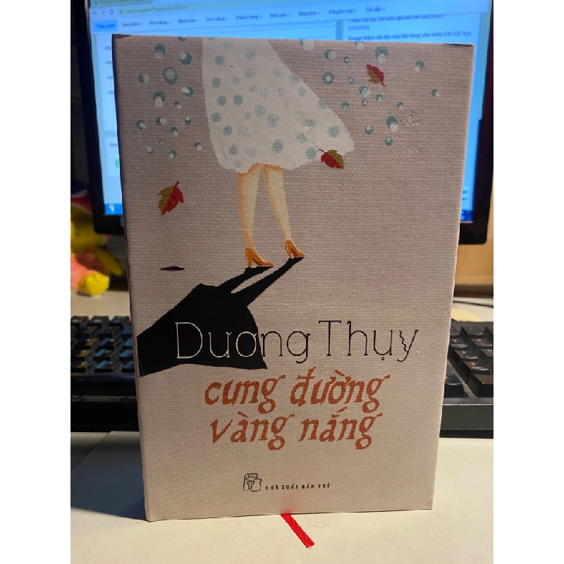 Cung đường vàng nắng- mới 95%,bìa cứng -Dương Thụy [2001] SÁCH VĂN HỌC 399249