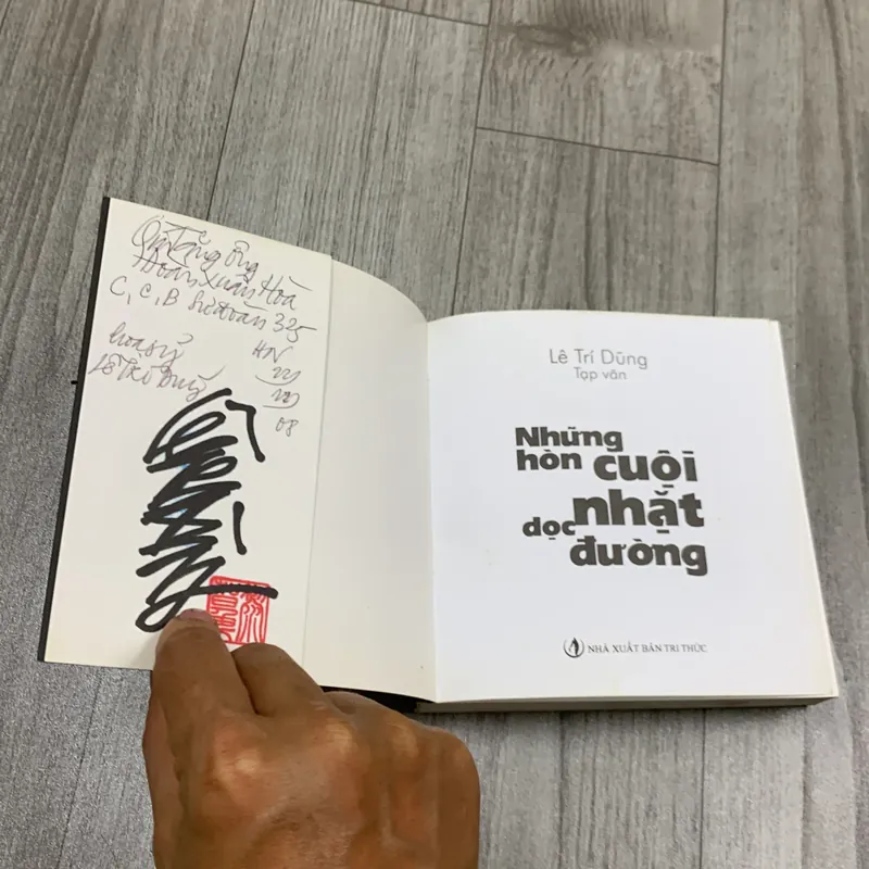 Những hòn cuội nhặt dọc đường - lê trí dũng. 6a4 730504