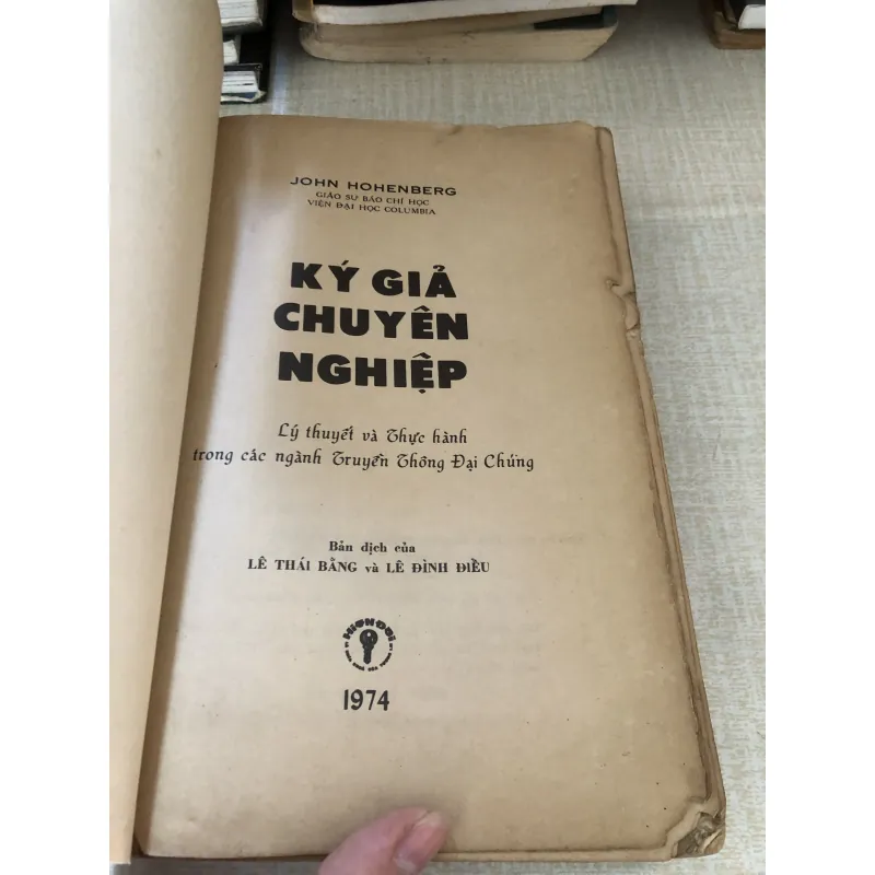 Ký Giả Chuyên Nghiệp  972147