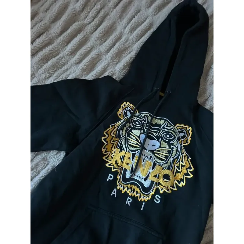 Áo hoodie Kenzo màu đen thêu logo mặt cọp (đầu hổ) chỉ vàng 760767