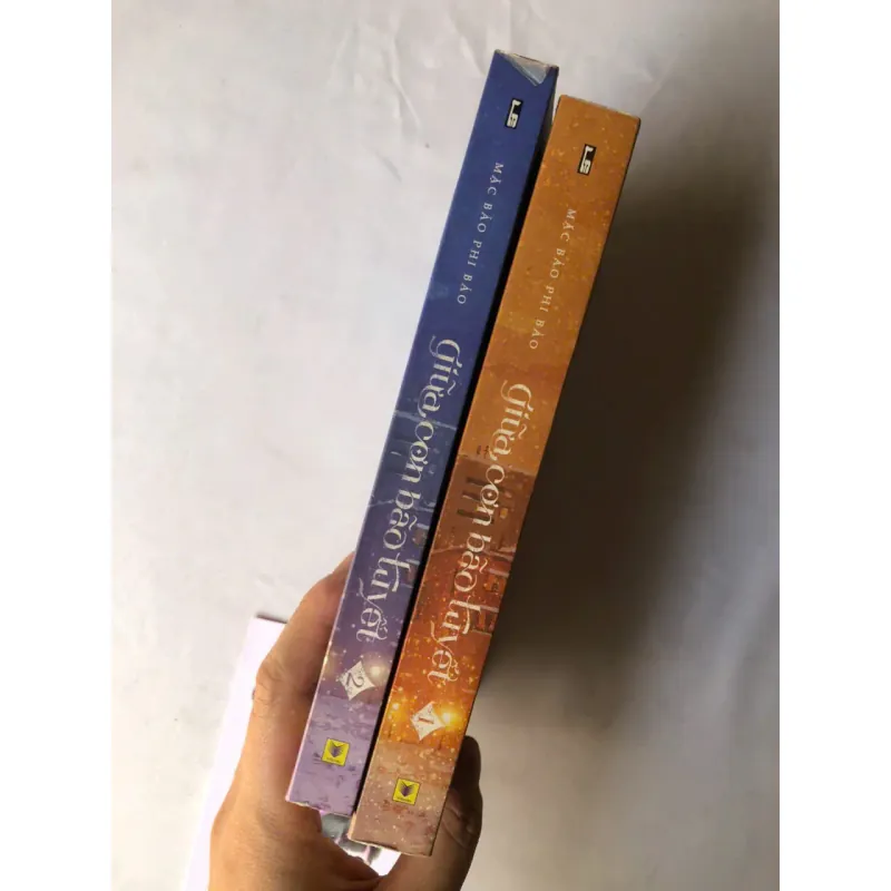 Trọn bộ 2 tập Giữa Cơn Bão Tuyết - Mặc Bảo Phi Bảo (kèm phụ kiện như hình) 790425