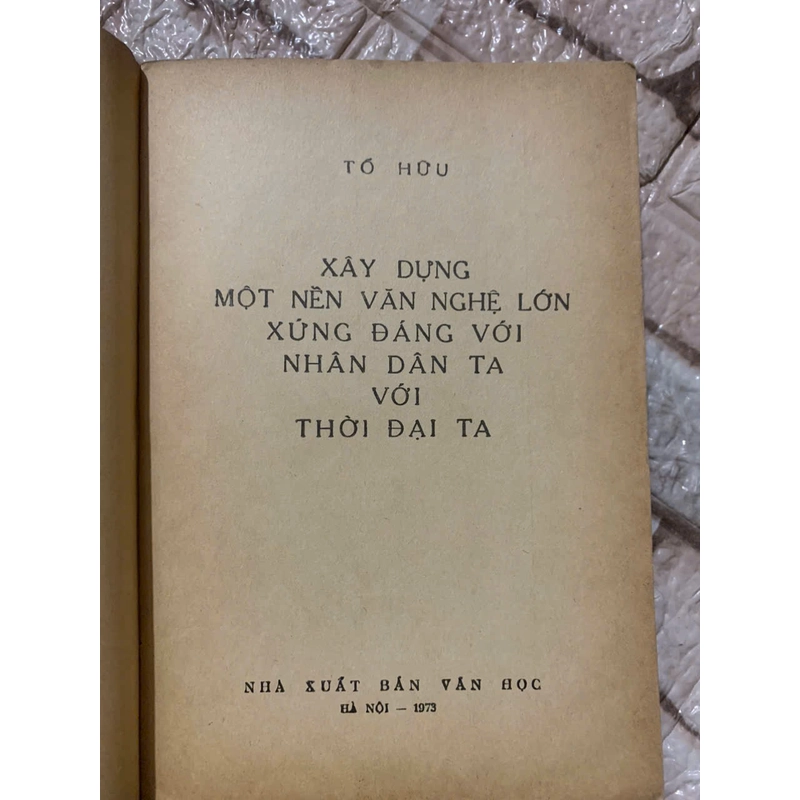 Tố Hữu- Xây dựng một nền văn nghệ lớn xứng với nhân dân, xứng với thời đại ta 539696