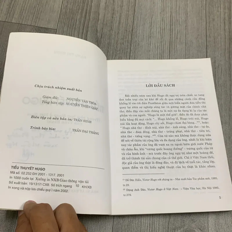 Tiểu thuyết hugo chuyên luận. Có chữ ký tặng của tg. 10b2 1026351