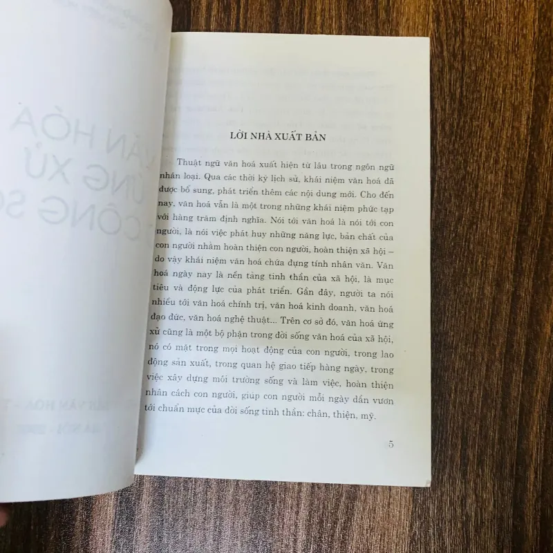 Văn hoá ứng xử ở công sở - TS. Trần Hoàng , Th.S Trần Việt Hoa#HATRA 996301