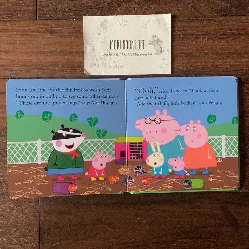 Sách ngoại văn Peppa Pig: Peppa at the Petting Farm, Used, Board Book 540733