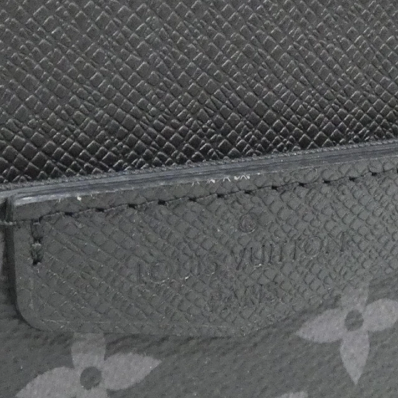 Túi đeo chéo ngoài trời Louis Vuitton Taiga Lama M30741 - Hàng hiệu Chính hãng 802799