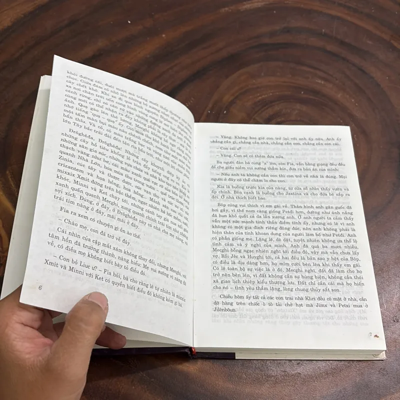 Tác Phẩm Kinh Điển: Tiếng Chim Hót Trong Bụi Mận Gai (Tập 2) - COLLEEN Mc CCULLOUCH - 2004 977215
