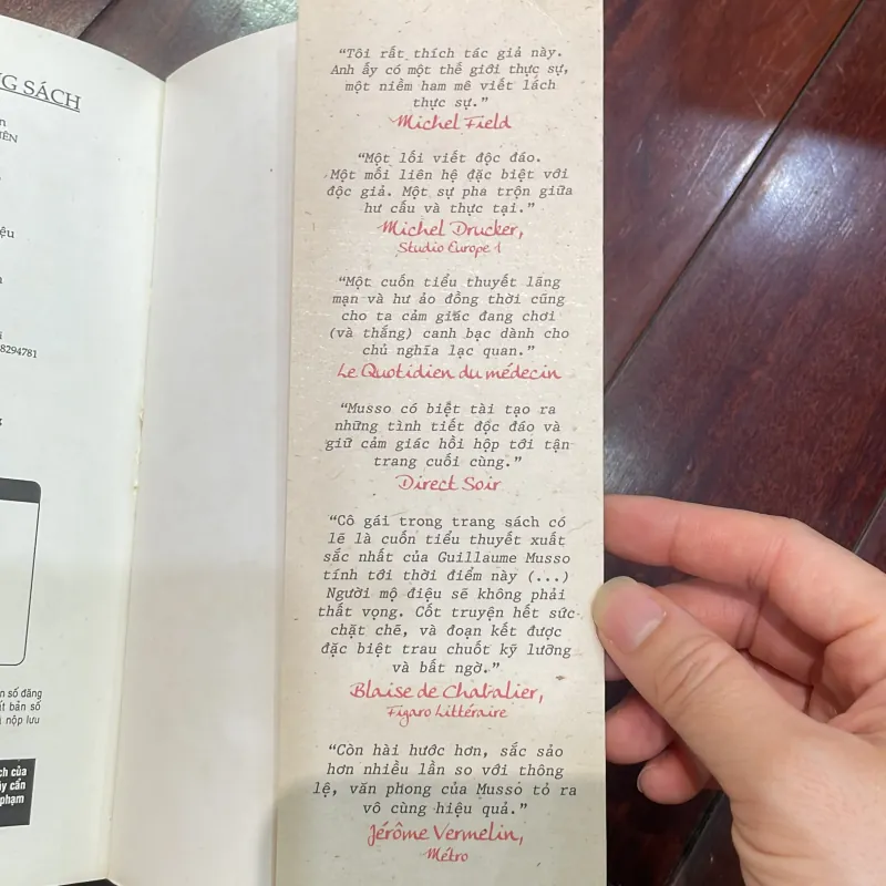 CÔ GÁI TRONG TRANG SÁCH - GUILLAUME Musso - tiểu thuyết nước ngoài kì ảo - 2 loại  1040046