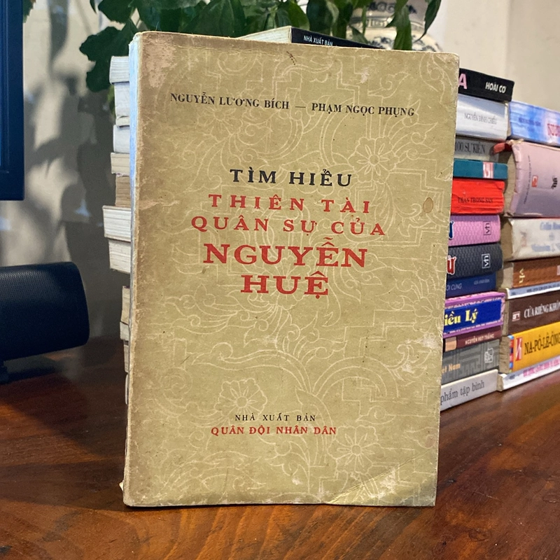 TÌM HIỂU THIÊN TÀI QUÂN SỰ CỦA NGUYỄN HUỆ (XB 1977) 472774