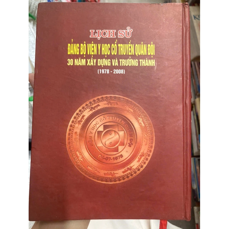 LỊCH SỬ ĐẢNG BỘ VIỆN Y HỌC CỔ TRUYỀN QUÂN ĐỘI BÌA CỨNG 303074