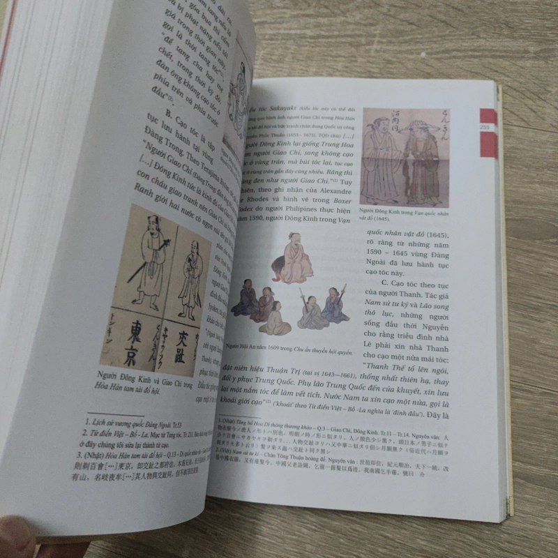 Ngàn Năm Áo Mũ - Lịch Sử Trang Phục Việt Nam 1009 - 1945 - Trần Quang Đức  530443