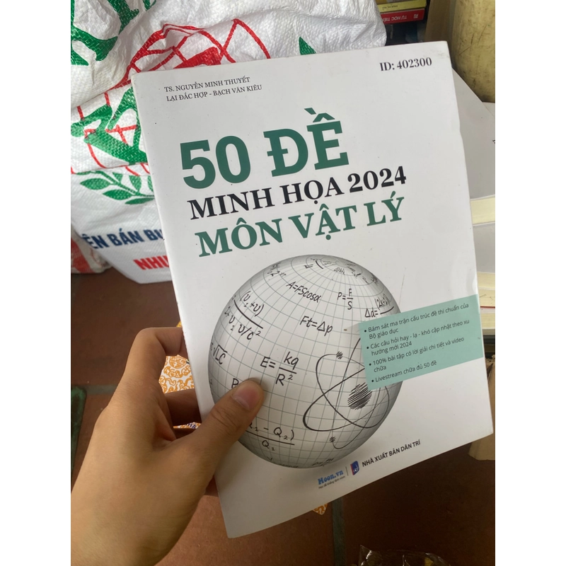 Sách 50 đề minh họa môn vật lí 2024 312323