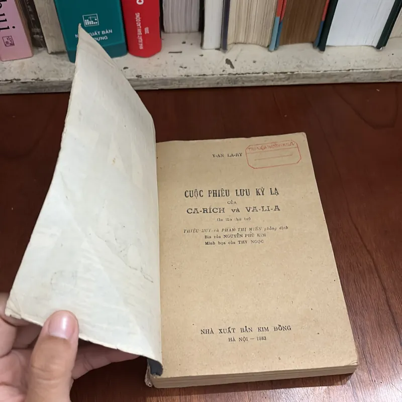 II Sách Xưa: Cuộc Phiêu Lưu Kỳ Lạ Của Carích Và Valia - Ian Lary - 1983 605987