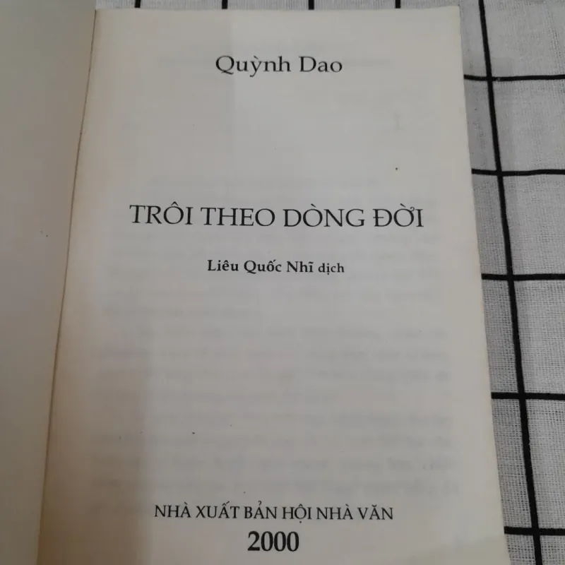 Quỳnh Dao. TRÔI THEO DÒNG ĐỜI. Nxb Hội Nhà Văn năm 2000 960898