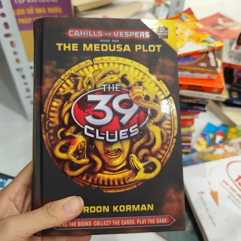 "The Medusa Plot" thuộc series "The 39 Clues: Cahills vs. Vespers". ( bìa cứng) 568791