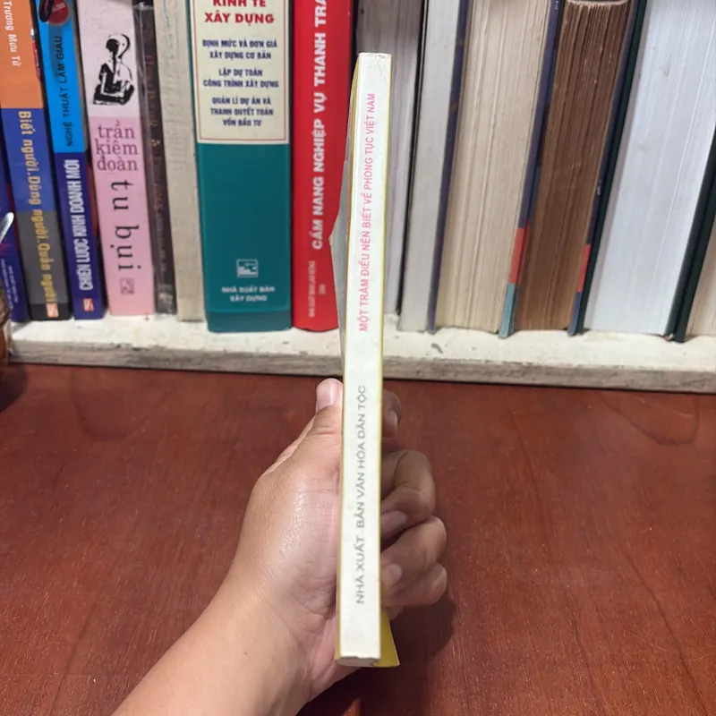 II Tựa Sách: Một Trăm Điều Nên Biết Về Phong Tục Việt Nam - Tân Việt - 2000 746646