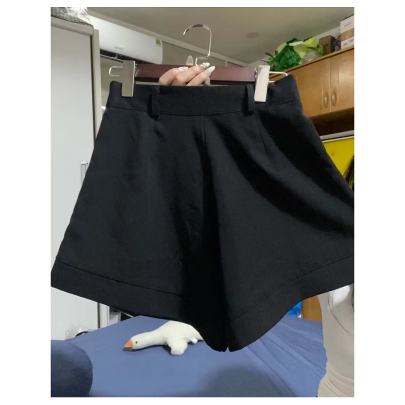 Quần short nữ ống loe chất vải tuyết mưa màu đen 447648