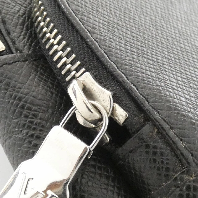 Túi đeo chéo Louis Vuitton Taiga Avenue M30443 - Hàng hiệu Chính hãng 768097