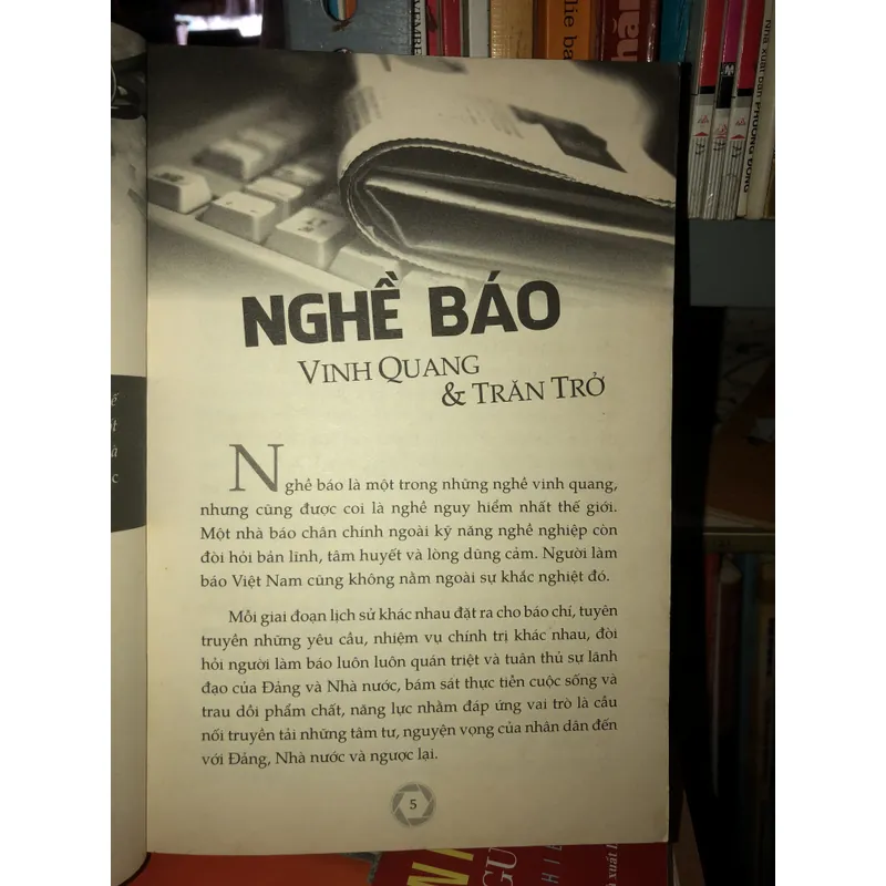 Làm báo - Mực mài nước mắt - Lê Khắc Hoan 608069