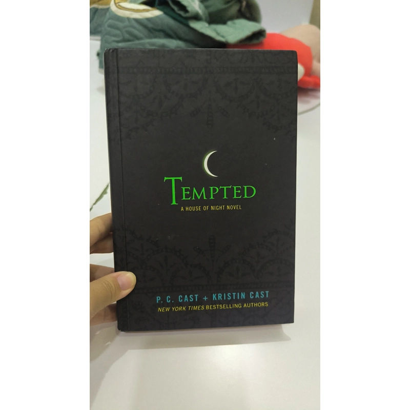Bìa cứng Tempted (NYT BESTSELLING AUTHORS: P.C. CAST & KRSTIN CAST) 538214